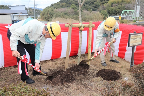 代表者によるハナモモの植樹