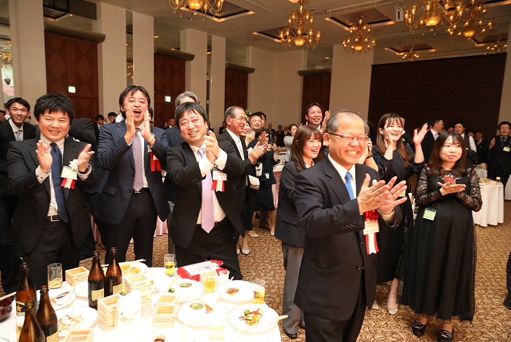 ものまねタレントの登場に会場内は大きな歓声に包まれました