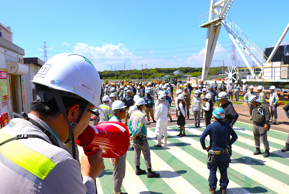 点呼を取った後、全員で避難場所へ移動します