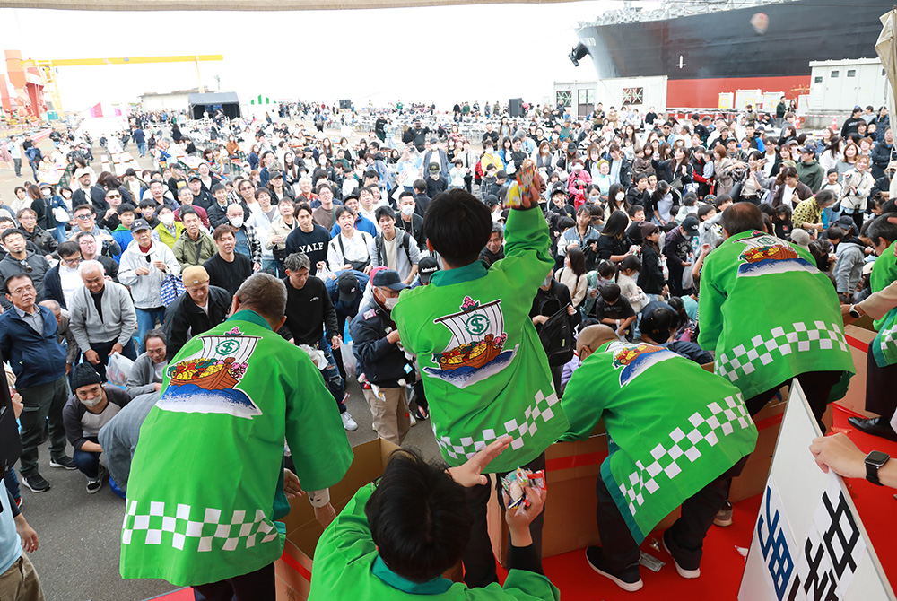 餅まきも大盛況です！