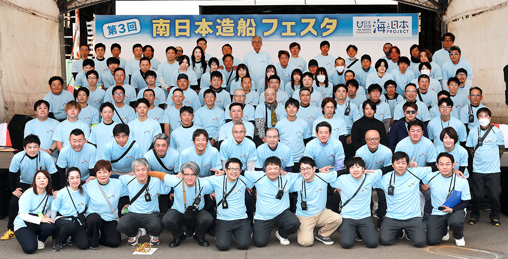 スタッフ全員で「ハイ、チーズ！」