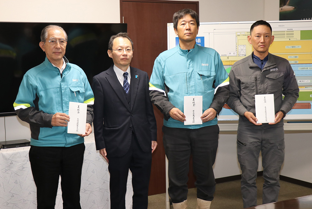 左から日高顧問、桑田副知事、田原常務、大戸理事長